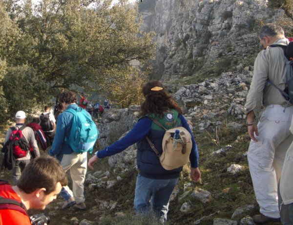 horda senderista muestra la espalda en actitud desafiante